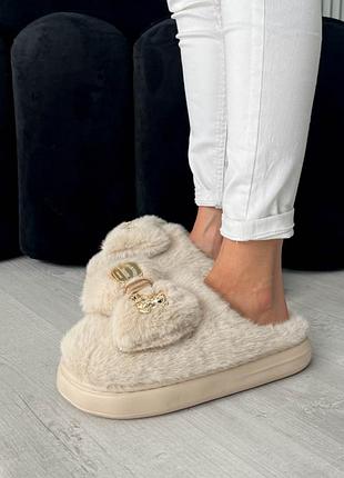 Бежеві жіночі зимові пухнасті тапочки тапулі жіночі м'які капці тапочки
