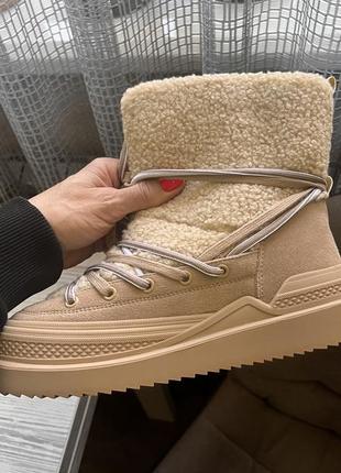 Чоботи з овчиною.