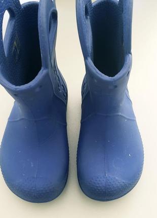 Сапоги резиновые для мальчика кроксы с ручками crocs kids handle it rain boot синие с8 25 р3 фото