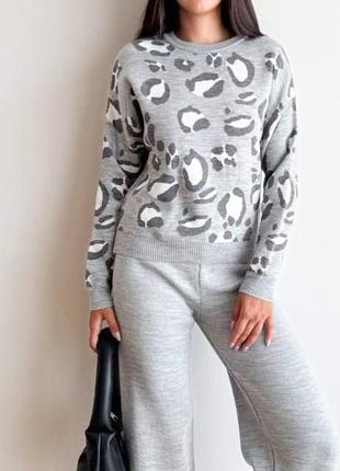 Стильный прогулочный брючный костюм-двойка