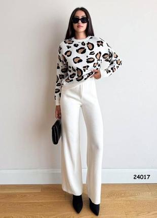 Стильный прогулочный брючный костюм-двойка