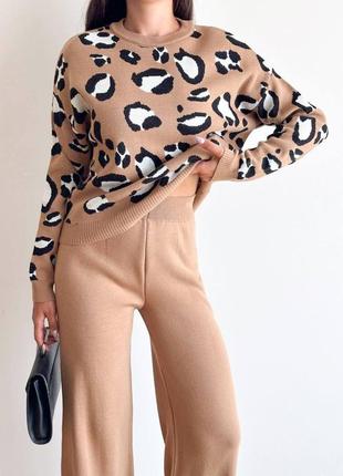 Стильный прогулочный брючный костюм-двойка