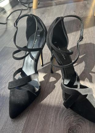 Чорні туфлі на підборах на тонких ремінцях з перехрестями2 фото