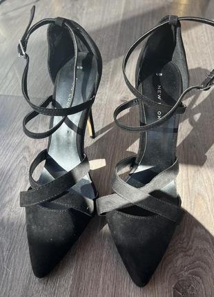 Черные туфли на каблуке на тонких ремешках с перекрестками3 фото