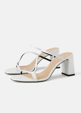 Белые босоножки на каблуке zara