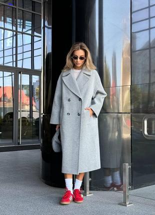 Стильное пальто со спущенными плечами шерсть светло-серое