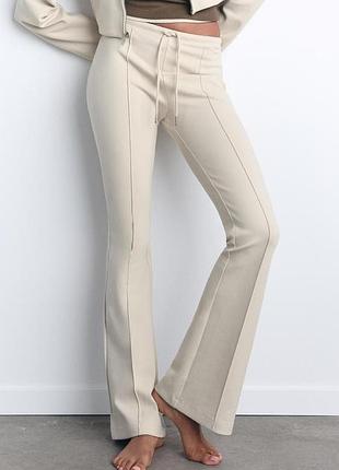 Штани flared з акцентованими швами  zara