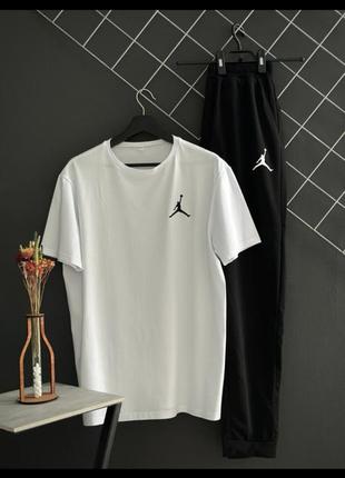 Спортивный костюм: футболка и штаны