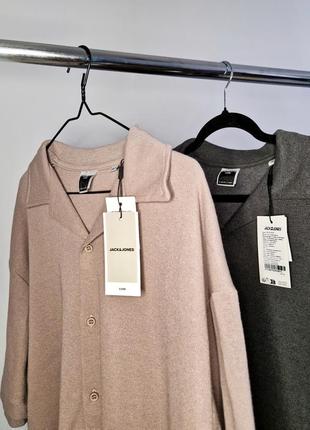 Тепла теніска пудрового кольору та графітова сорочка від jack & jones