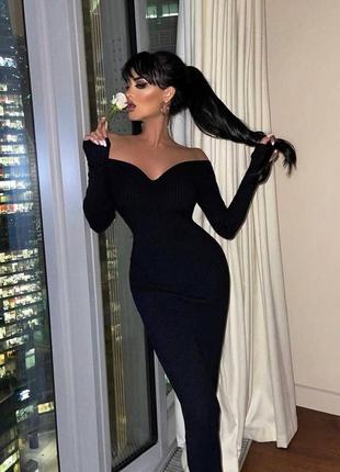 Платье макси с открытыми плечами на осень