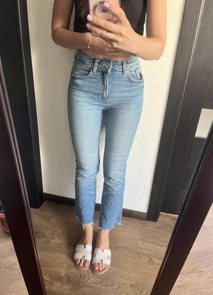 Джинсы zara с необработанным низом