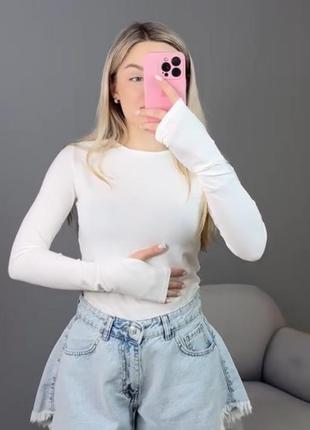 Лонгслив с разрезом для пальца