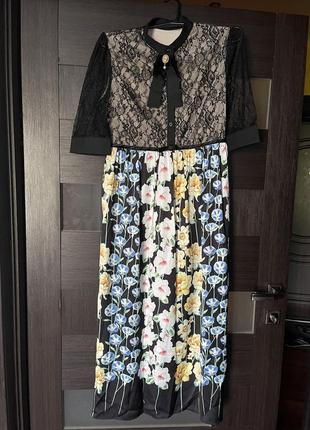 Изысканное платье с кружевом