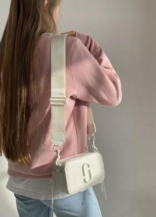 Жіноча прямокутна сумка крос-боді на широкому ремені біла10 фото