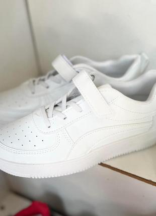 Кроссовки белые