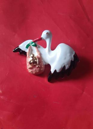 Брошь аист с младенцем