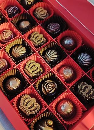 Конфеты на подарок. шоколадные изделия.