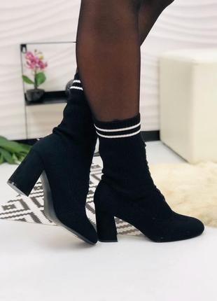 Ботинки  с гетрой  черного цвета на каблуке