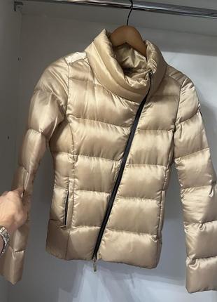 Легкий пуховик emporio armani