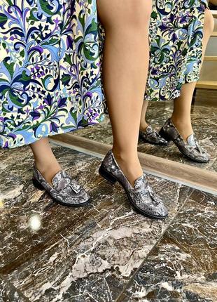 Кожаные лоферы на каблуке с принтом под змею