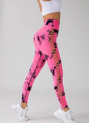 Спортивные женские леггинсы wow cut side с вырезами по бокам и эффектом пуш-ап бесшовные однотонные розовые5 фото