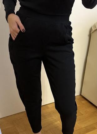 Трикотажные брюки с замшевыми вставками