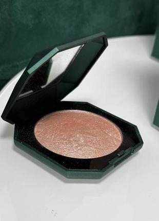 Kiko milano хайлайтер holiday gems shine on highlighter 01 kiss of light