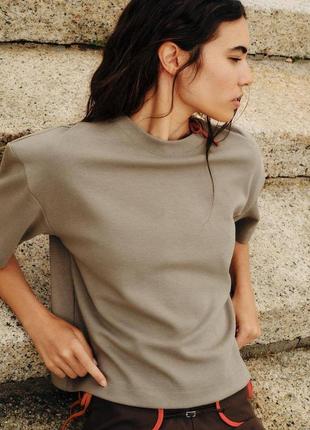 Плотная котоновая футболка zara зара хаки с подплечниками