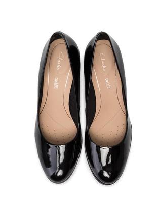 🥰 кожаные лакированные туфли clarks на каблуке