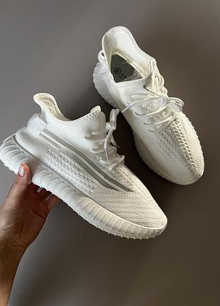 Стильные кроссовки в белом цвете