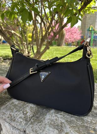 Нейлонова сумка від бренда guess в чорному кольорі5 фото