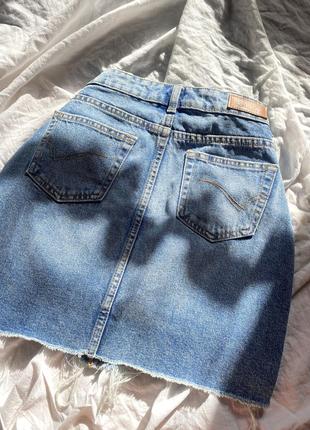 Базова класна джинсова міні юбка з необробленим краєм з потертостями only4 фото