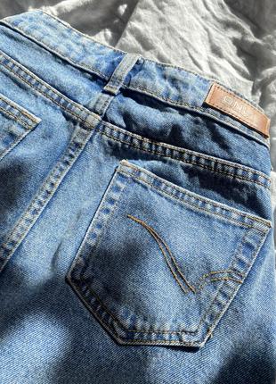 Базова класна джинсова міні юбка з необробленим краєм з потертостями only2 фото