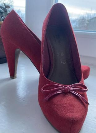 Брендові якісні туфлі з натуральноі замші.устілка шкіряна 23см