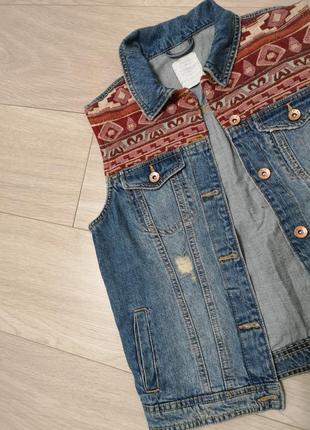 Джинсовая жилетка bershka, жилетка в этностиле, рваные джинсы, женское платье4 фото