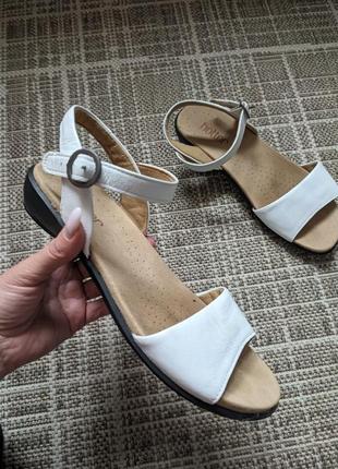 Кожаные босоножки