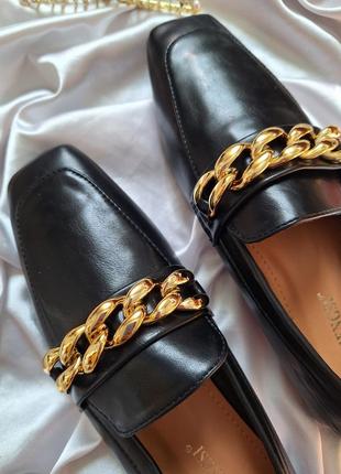 Черные лоферы с квадратной носиком с золотой цепочкой туфли балетки3 фото