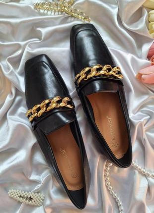 Черные лоферы с квадратной носиком с золотой цепочкой туфли балетки