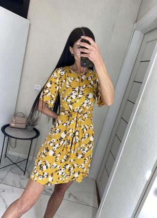 Ніжна жовта сукня у квіти1 фото