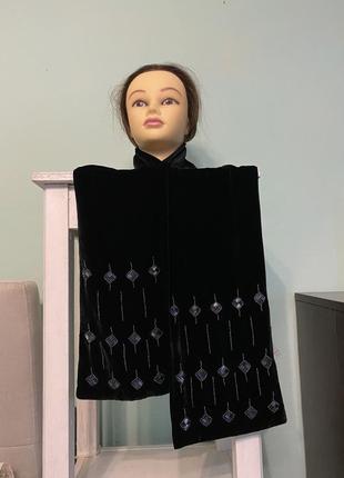 Черный бархатный шарф расшит бисером