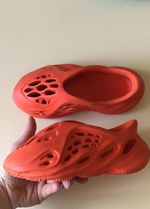 Кросівки під adidas yeezy foam адідас слайдери крокси шльопанці1 фото