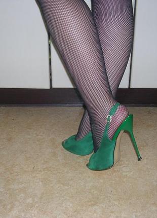 Зеленые босоножки на шпильках.
