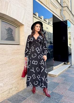 Довга сукня на запах з принтом літери з манжетами на рукавах