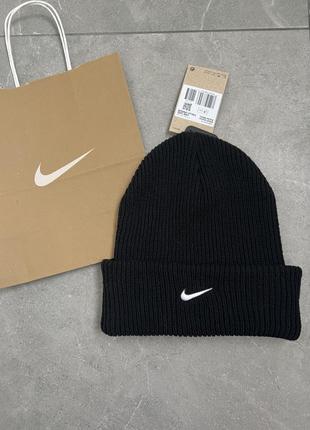 Чорна шапка nike