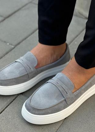 Чоловічі лофери, туфлі замшеві сірого кольору на потовщеній білій підошві, мокасини з...