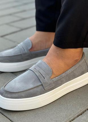Чоловічі лофери, туфлі замшеві сірого кольору на потовщеній білій підошві, мокасини з...