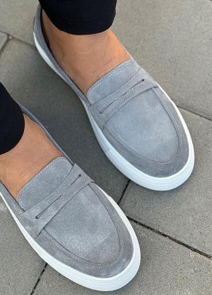 Чоловічі лофери, туфлі замшеві сірого кольору на потовщеній білій підошві, мокасини з...