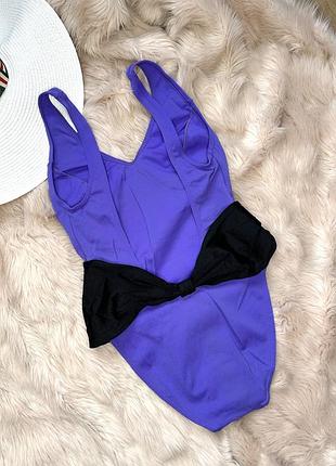 Закрытый слитный купальник с открытой спинкой