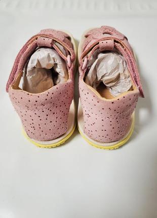 Очень красивые брендовые кожаные замшевые босоножки для девочки