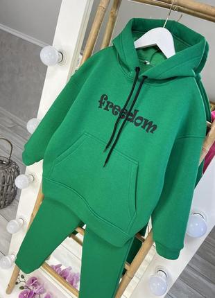 Стильный и модный спортивный костюм на флисе для девочки